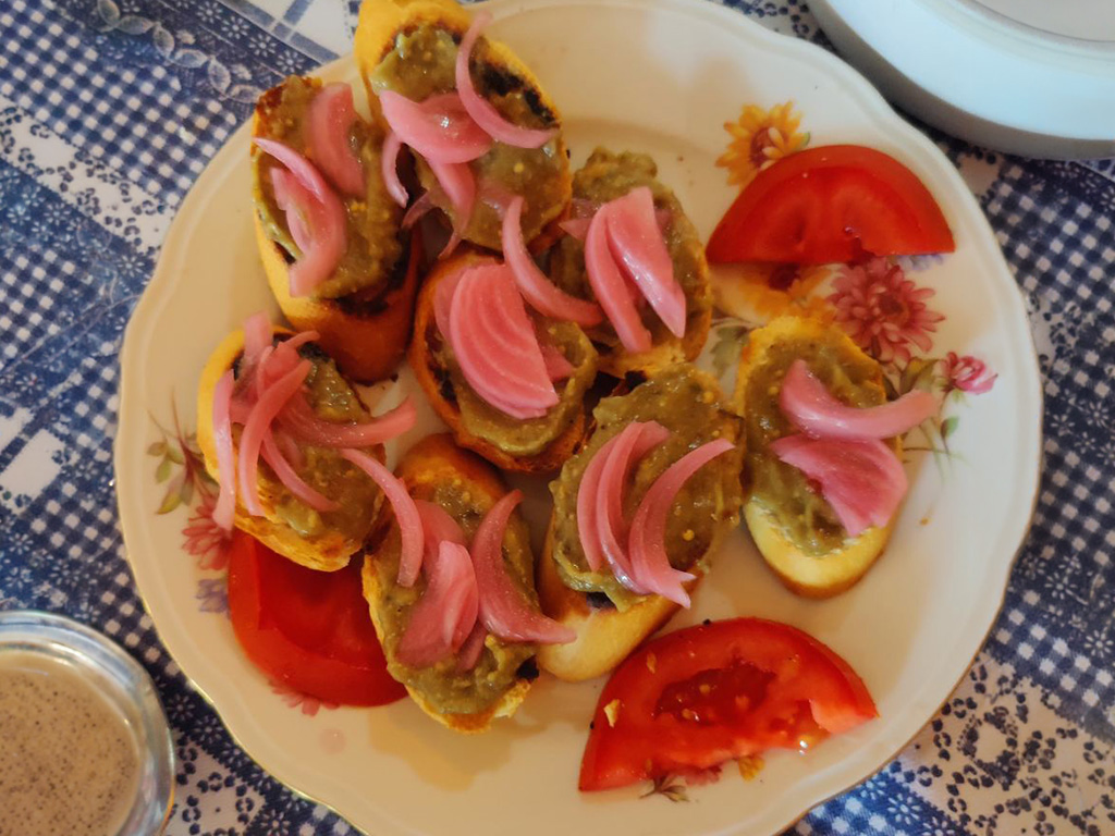 Brusketi sa kiselim ljubičastim lukom