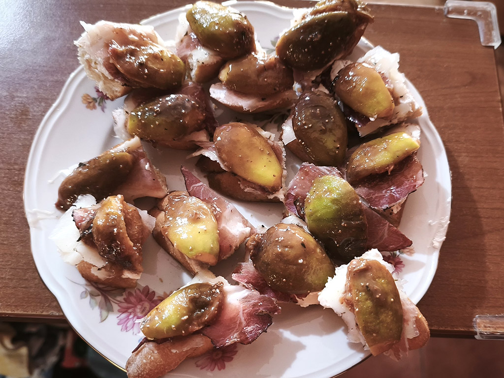 Brusketi sa smokvama i kozjim sirom